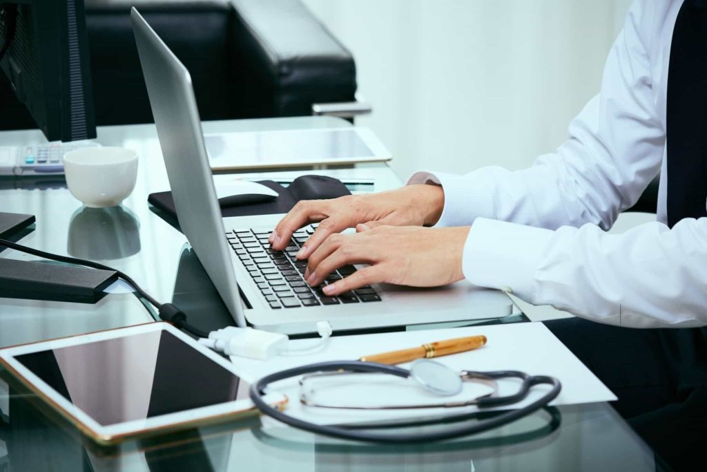 Pédiatre et neuropédiatre en train de consulter le blog